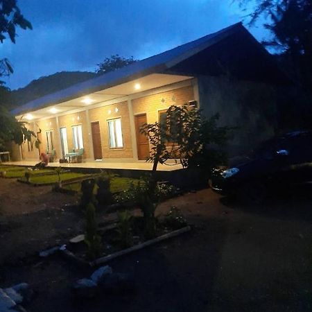 Riung Lalong Terong Guest House ภายนอก รูปภาพ